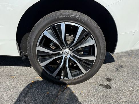 Used 2023 Volvo XC60 B5 Plus image 27