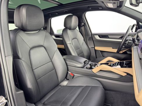 Used 2024 Porsche Cayenne w/ Sport Chrono Package image 37