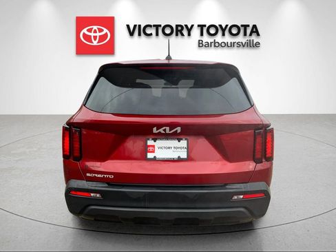 Used 2023 Kia Sorento LX image 4