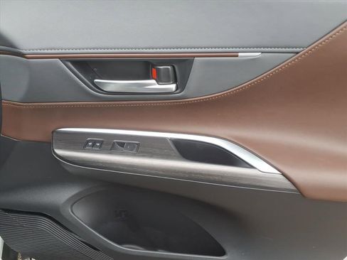 Used 2024 Toyota Venza image 10