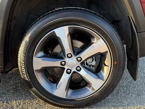 Used 2024 Jeep Grand Cherokee Limited w/ Luxury Tech Group II image 29