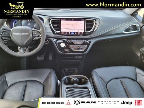 Used 2024 Chrysler Pacifica Limited FWD image 6