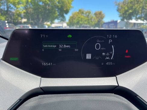 Used 2025 Toyota Prius LE FWD image 38