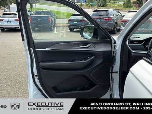 Used 2023 Jeep Grand Cherokee L Limited AWD/4WD image 8
