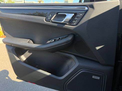 Certified 2024 Porsche Macan AWD/4WD image 26