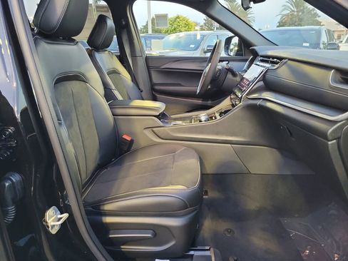 New 2025 Jeep Grand Cherokee L Altitude image 12