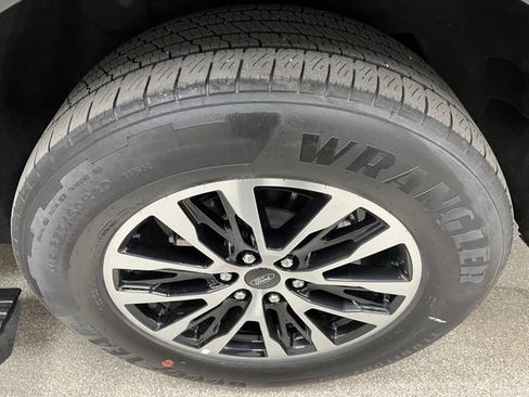 Used 2025 Ford Expedition Platinum AWD/4WD image 14