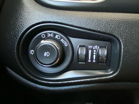 Used 2021 Jeep Renegade Latitude FWD image 37