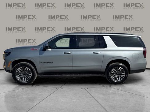 Used 2025 Chevrolet Suburban Z71 image 2