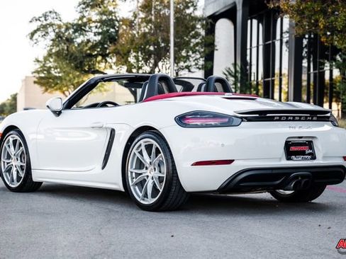 Used 2017 Porsche 718 Boxster image 9