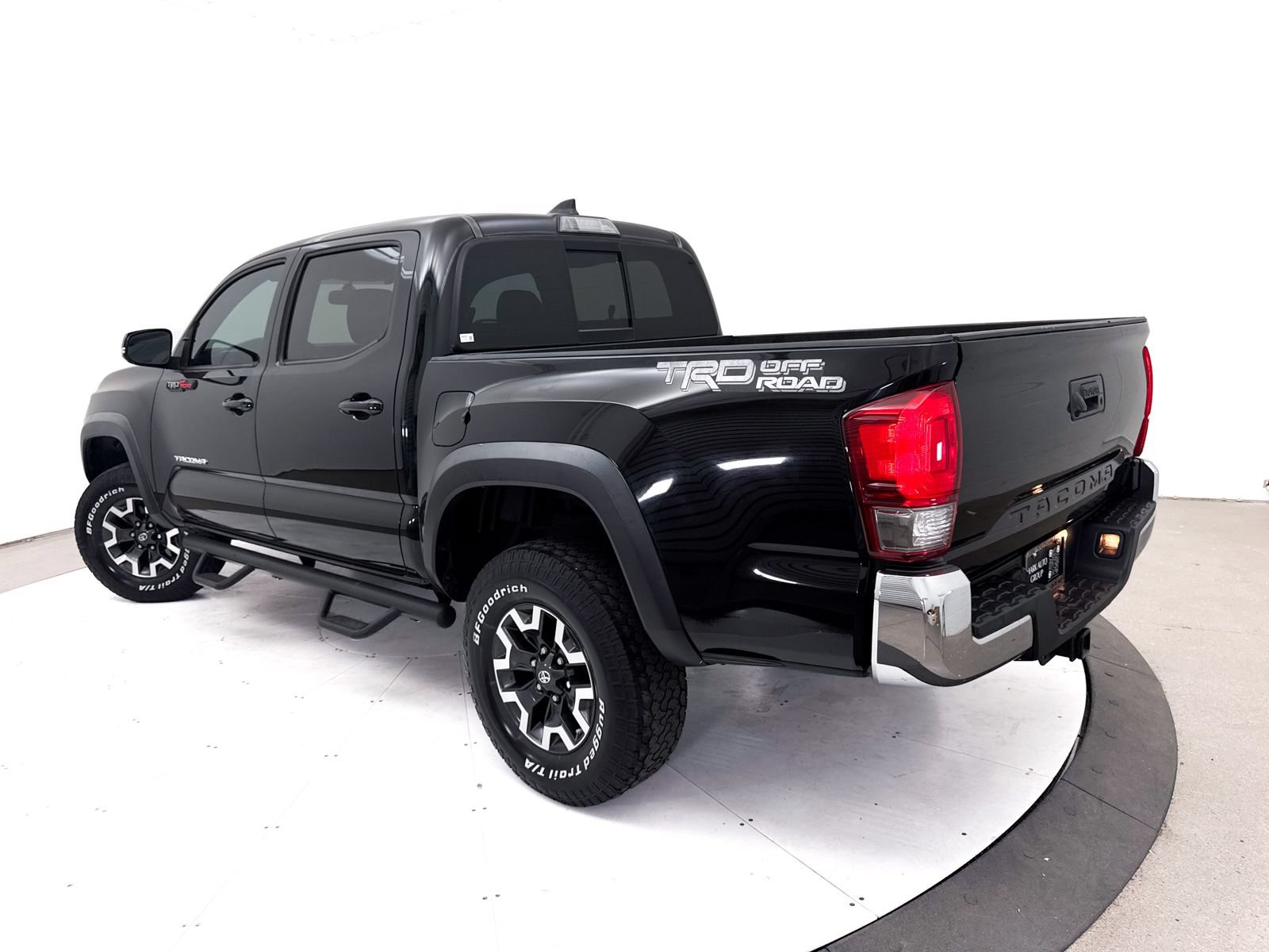 Used 2017 Toyota Tacoma TRD Off-Road w/ Tow Package RWD image 2