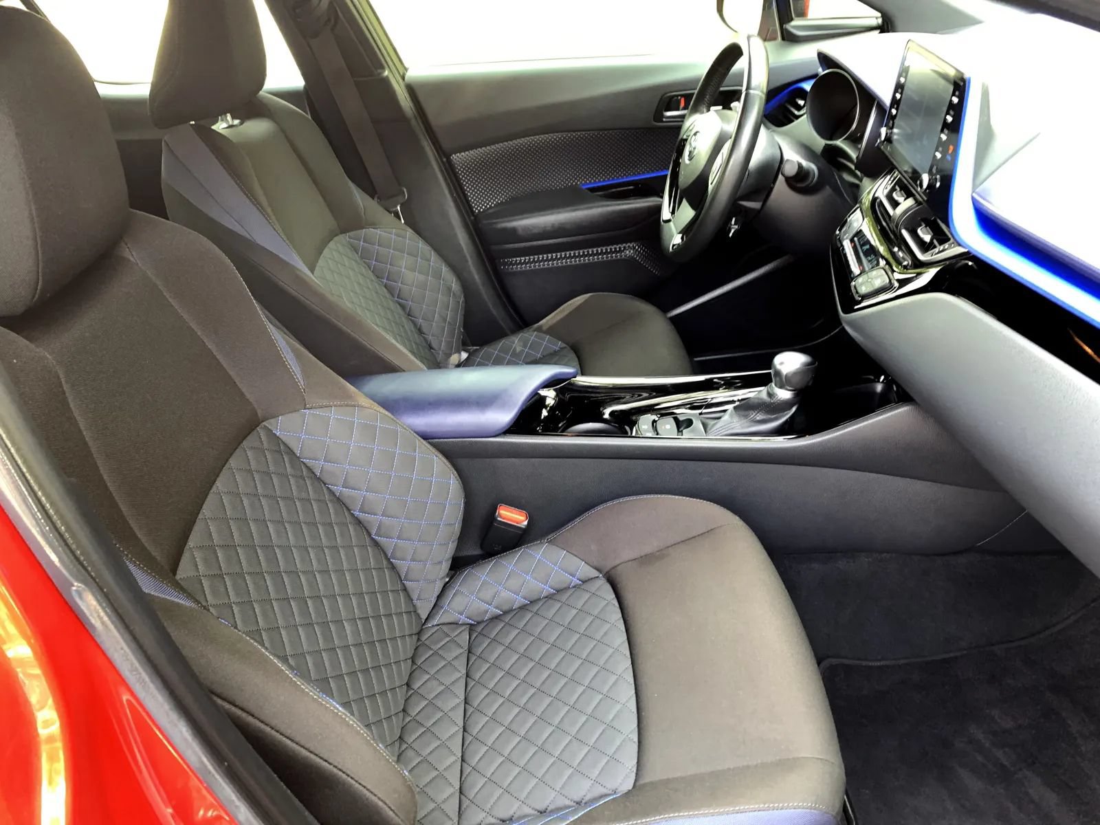 Used 2020 Toyota C-HR XLE FWD image 28