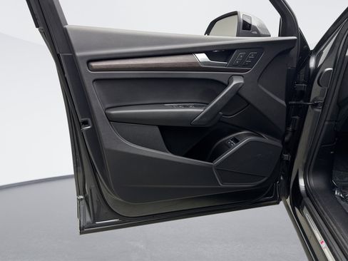 Used 2024 Audi Q5 e Premium w/ Convenience Package image 9