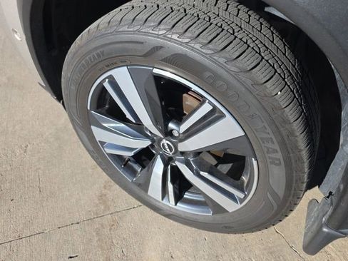 Used 2022 Nissan Rogue Platinum w/ Head-Up Display Package image 11