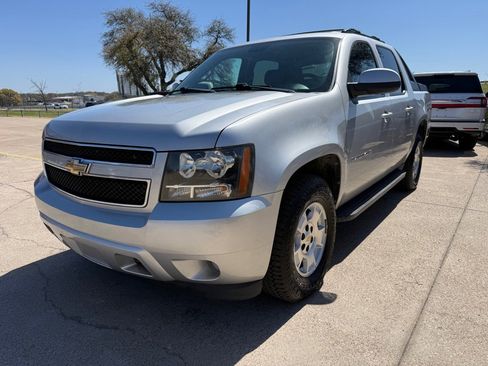 Used 2011 Chevrolet Avalanche LS image 3