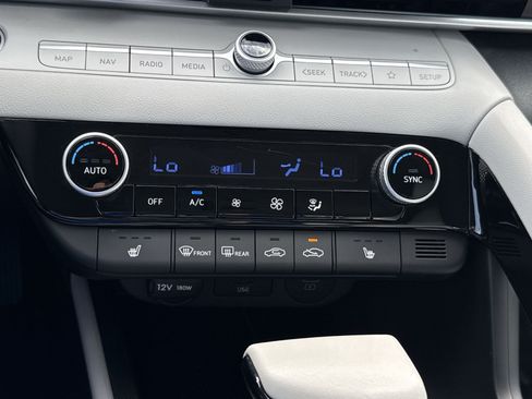 Certified 2025 Hyundai Elantra Limited FWD image 21