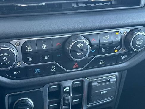 Used 2025 Jeep Wrangler Unlimited Sahara AWD/4WD image 23