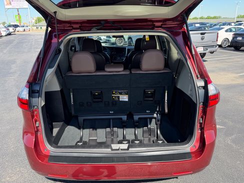 Used 2020 Toyota Sienna Limited Premium w/ Carpet Mat Package AWD/4WD image 8