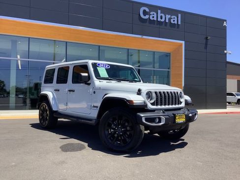 Used 2025 Jeep Wrangler Unlimited Sahara AWD/4WD image 2