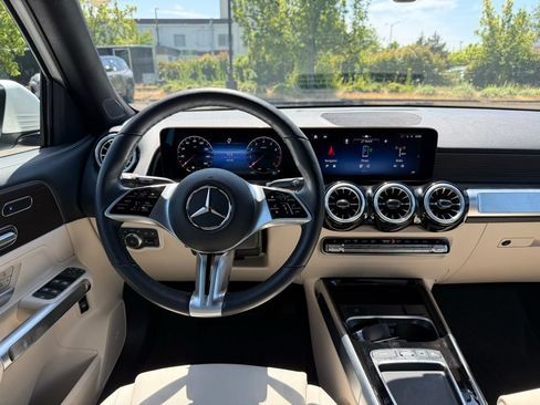 Used 2025 Mercedes-Benz GLB 250 4MATIC image 23