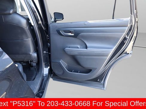 Used 2023 Toyota Highlander XLE AWD/4WD image 18