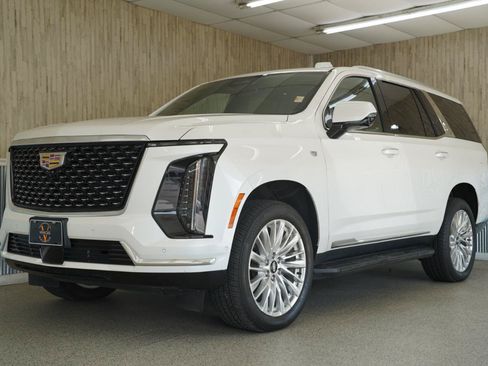 Used 2025 Cadillac Escalade Premium Luxury AWD/4WD image 4