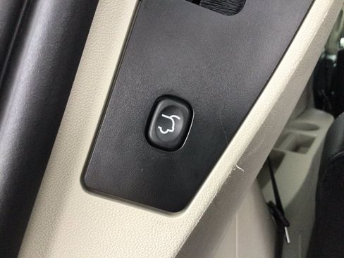 Used 2015 Chrysler Town & Country Touring w/ Driver Convenience Group FWD image 15
