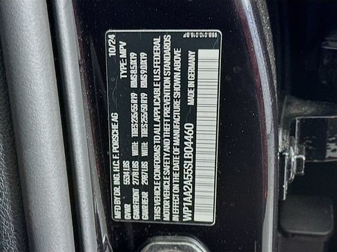 Certified 2025 Porsche Macan AWD/4WD image 33