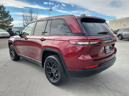 Used 2024 Jeep Grand Cherokee Altitude AWD/4WD image 3