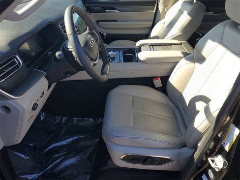 Used 2023 Jeep Wagoneer Series III w/ Preferred Equipment Group image 5