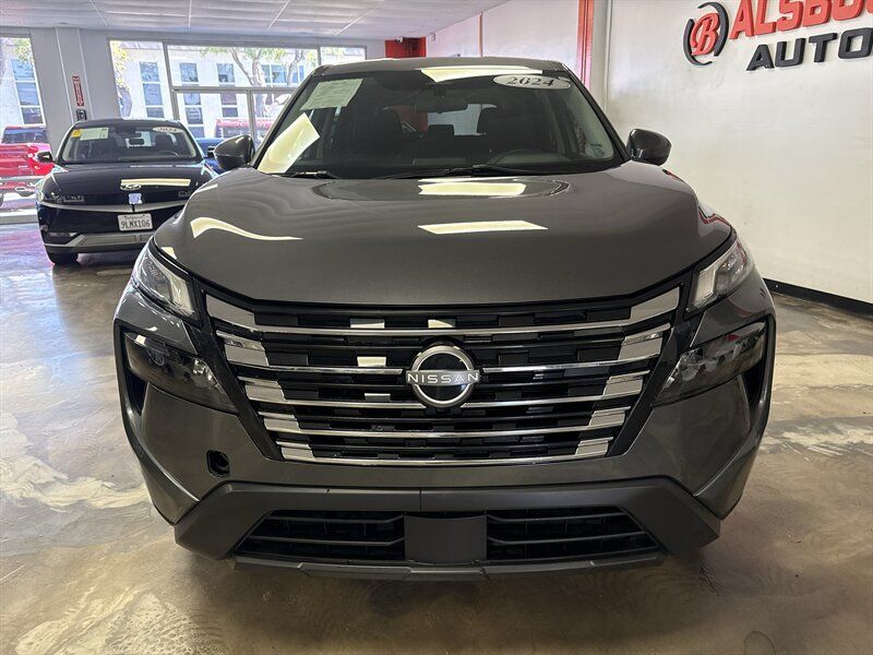 Used 2024 Nissan Rogue SV FWD image 2