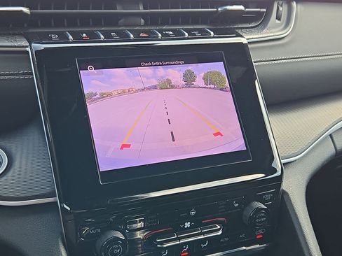 Used 2025 Jeep Grand Cherokee Altitude image 24