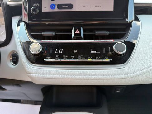 Used 2025 Toyota Corolla SE FWD image 18
