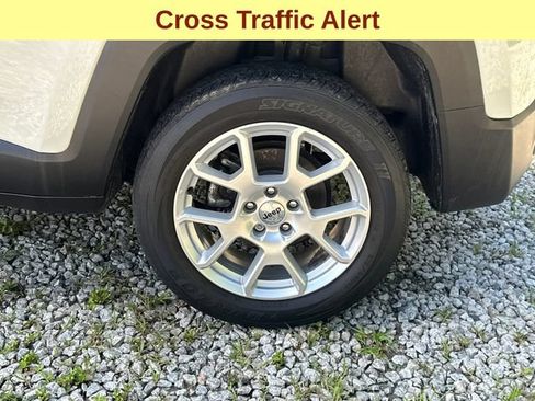 Used 2022 Jeep Renegade Latitude AWD/4WD image 9