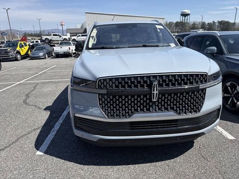 Used 2025 Lincoln Navigator Reserve image 4