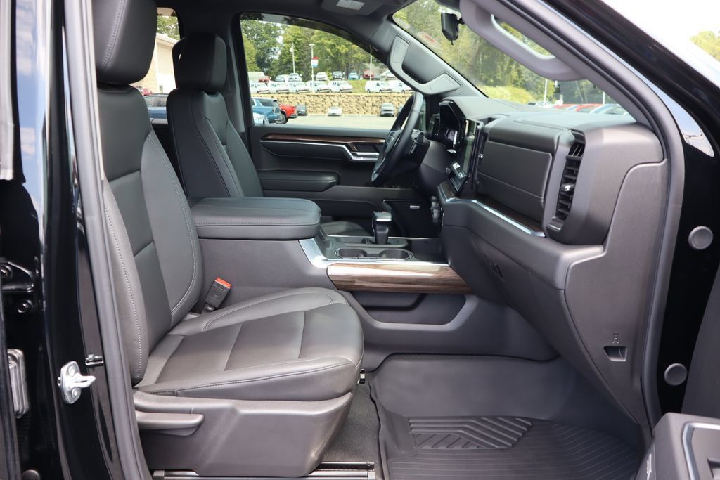Used 2025 Chevrolet Silverado 1500 LT Trail Boss w/ Convenience Package II AWD/4WD image 17
