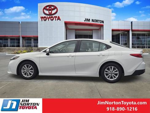 Used 2025 Toyota Camry LE FWD image 4