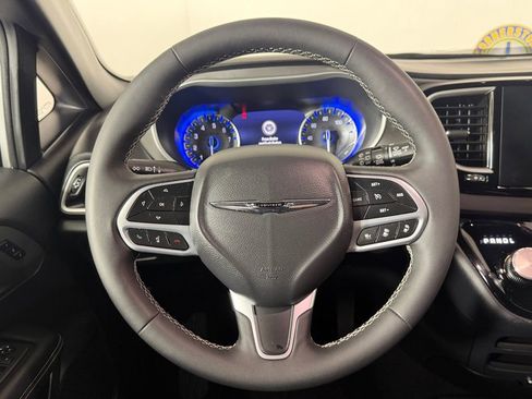 Used 2025 Chrysler Pacifica Select FWD image 8