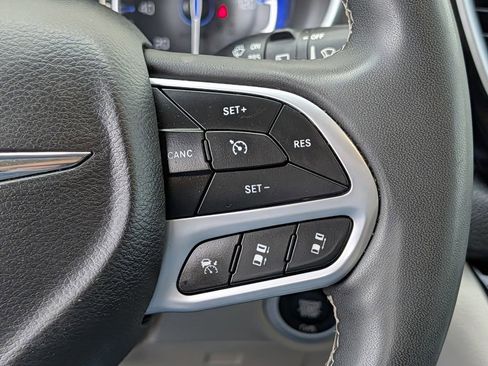 Used 2023 Chrysler Pacifica Touring-L image 21