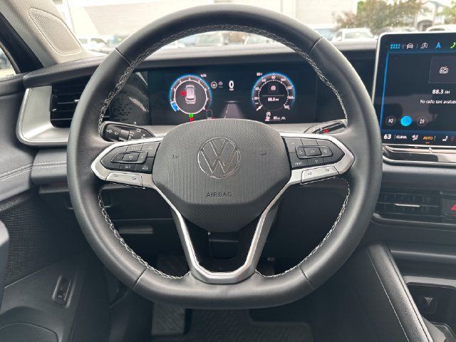 Certified 2025 Volkswagen Tiguan SE AWD/4WD image 17