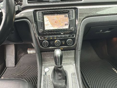 Used 2018 Volkswagen Passat 2.0T SEL Premium image 21