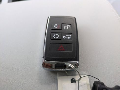 New 2026 Land Rover Defender 110 X-Dynamic SE AWD/4WD image 32