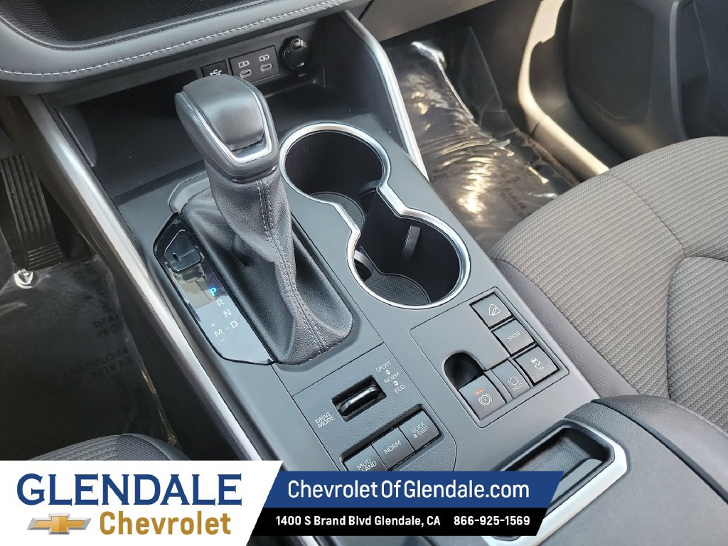 Used 2024 Toyota Highlander LE AWD/4WD image 26