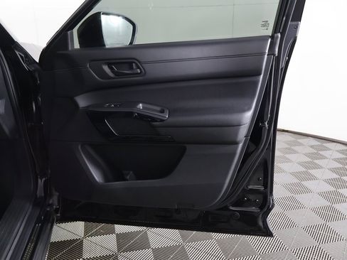 Used 2024 Nissan Pathfinder S image 21