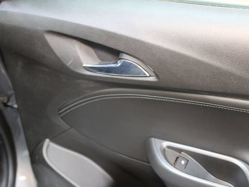 Used 2018 Chevrolet Cruze Premier FWD image 13