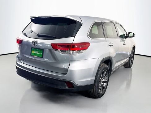 Used 2017 Toyota Highlander LE w/ Carpet Mat Package FWD image 10