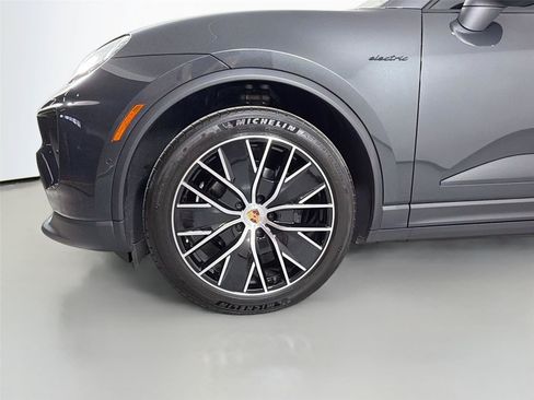 Certified 2026 Porsche Macan 4 Electric RWD image 11