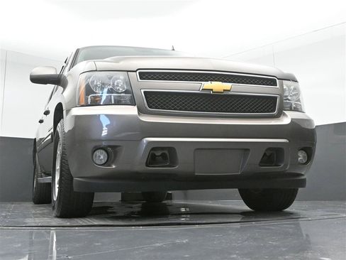 Used 2013 Chevrolet Suburban LT RWD image 30