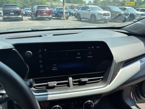 Used 2025 Chevrolet Trax LT w/ LT Convenience Package FWD image 16