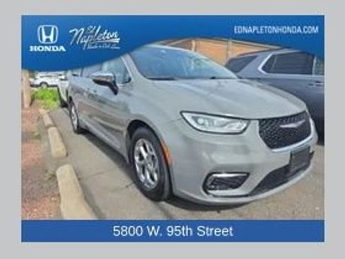 Used 2023 Chrysler Pacifica Limited FWD image 1